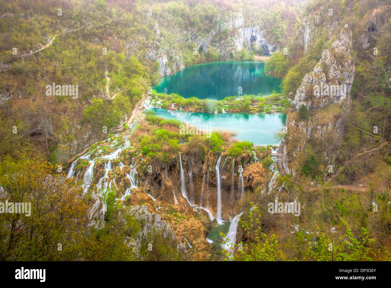 Blu-verde cascate il Parco Nazionale dei Laghi di Plitvice in Croazia acqua-colorato da calcare e travertino Foto Stock