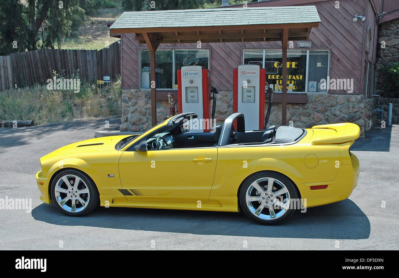 Jun 30, 2006; Los Angeles, CA, Stati Uniti d'America; il 2006 Saleen S281 sovralimentato Mustang Cabrio parcheggiato di fronte alla vecchia-tempo le pompe di benzina. Il nuovo, 435hp sovralimentato Saleen Mustang razzi a 60mph da fermo in soli 4,6 secondi e scendono a oltre 180km/h. Con l'aggiunta di una nuova e più potente, 2006 Saleen progettato, 2,3 litri serie VI integrate a doppia vite supercharg Foto Stock