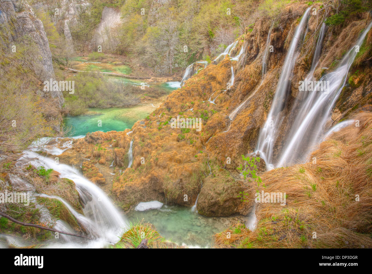 Blu-verde cascate il Parco Nazionale dei Laghi di Plitvice in Croazia acqua-colorato da calcare e travertino Foto Stock