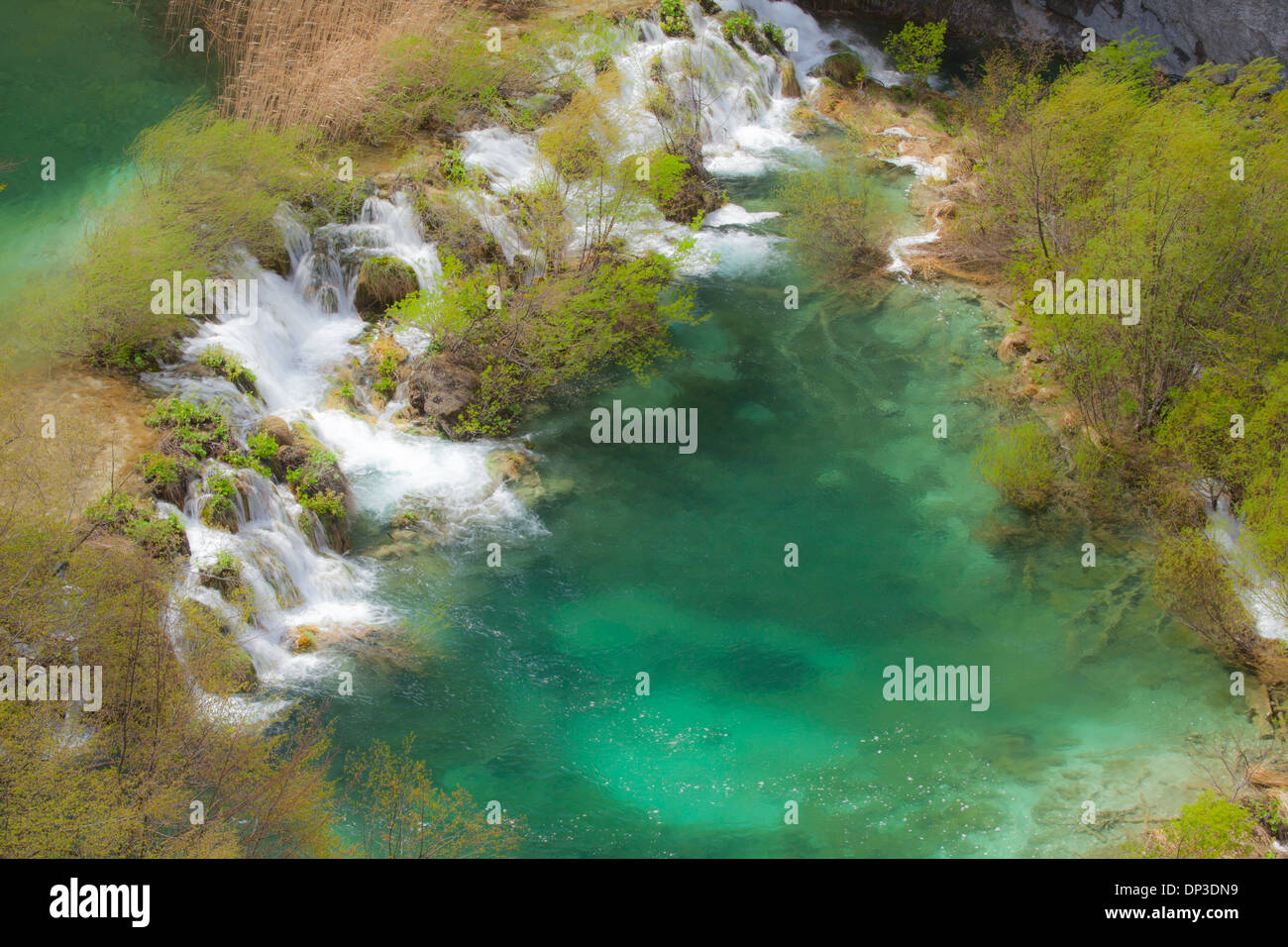 Blu-verde cascate il Parco Nazionale dei Laghi di Plitvice in Croazia acqua-colorato da calcare e travertino Foto Stock