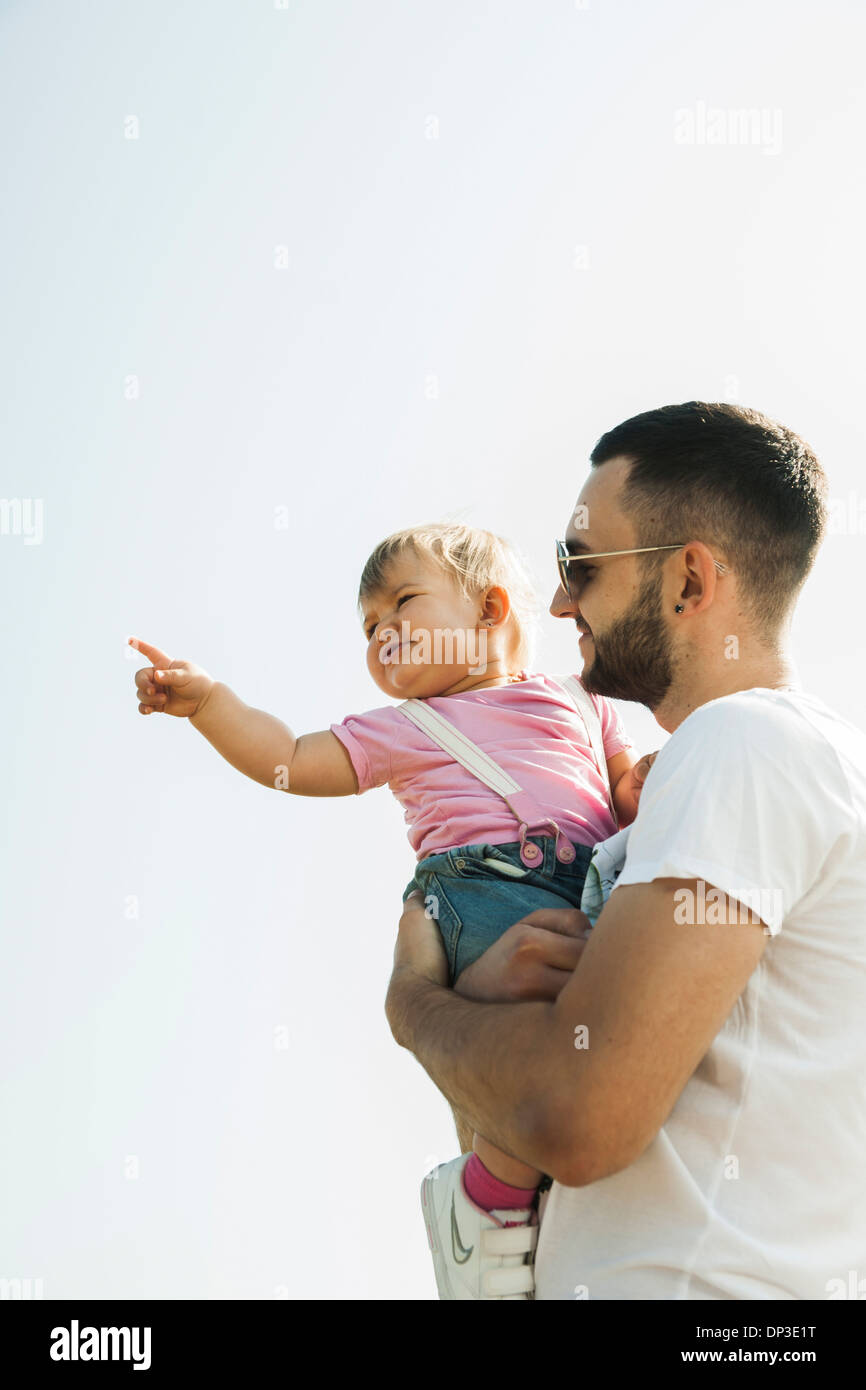 Padre tenendo la nostra bambina all'aperto, Mannheim, Baden-Württemberg, Germania Foto Stock