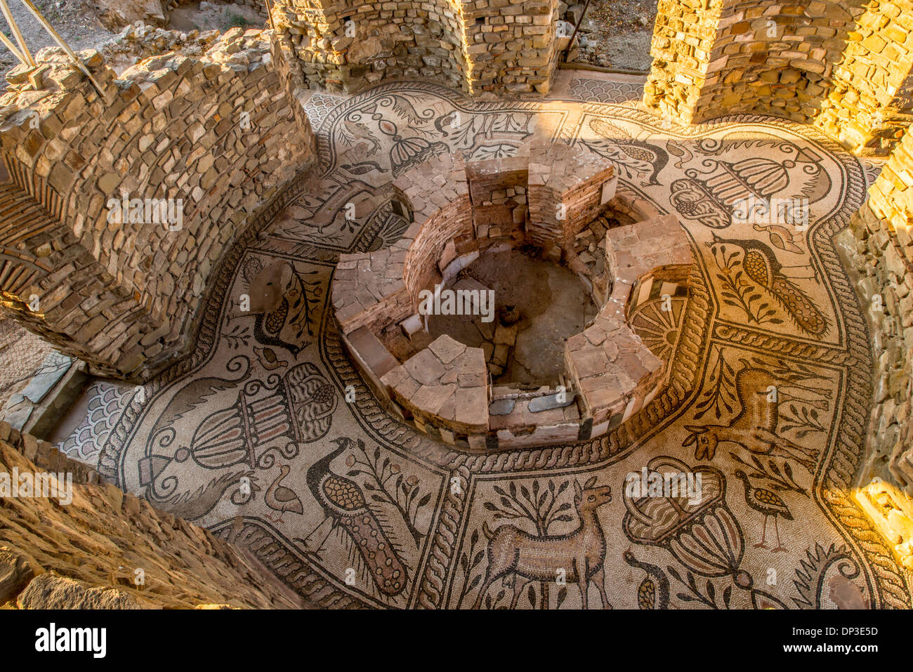 Mosaici in Baptistereum a Stobi, antica città romana in Macedonia, resti di edificio cristiano periodo Foto Stock