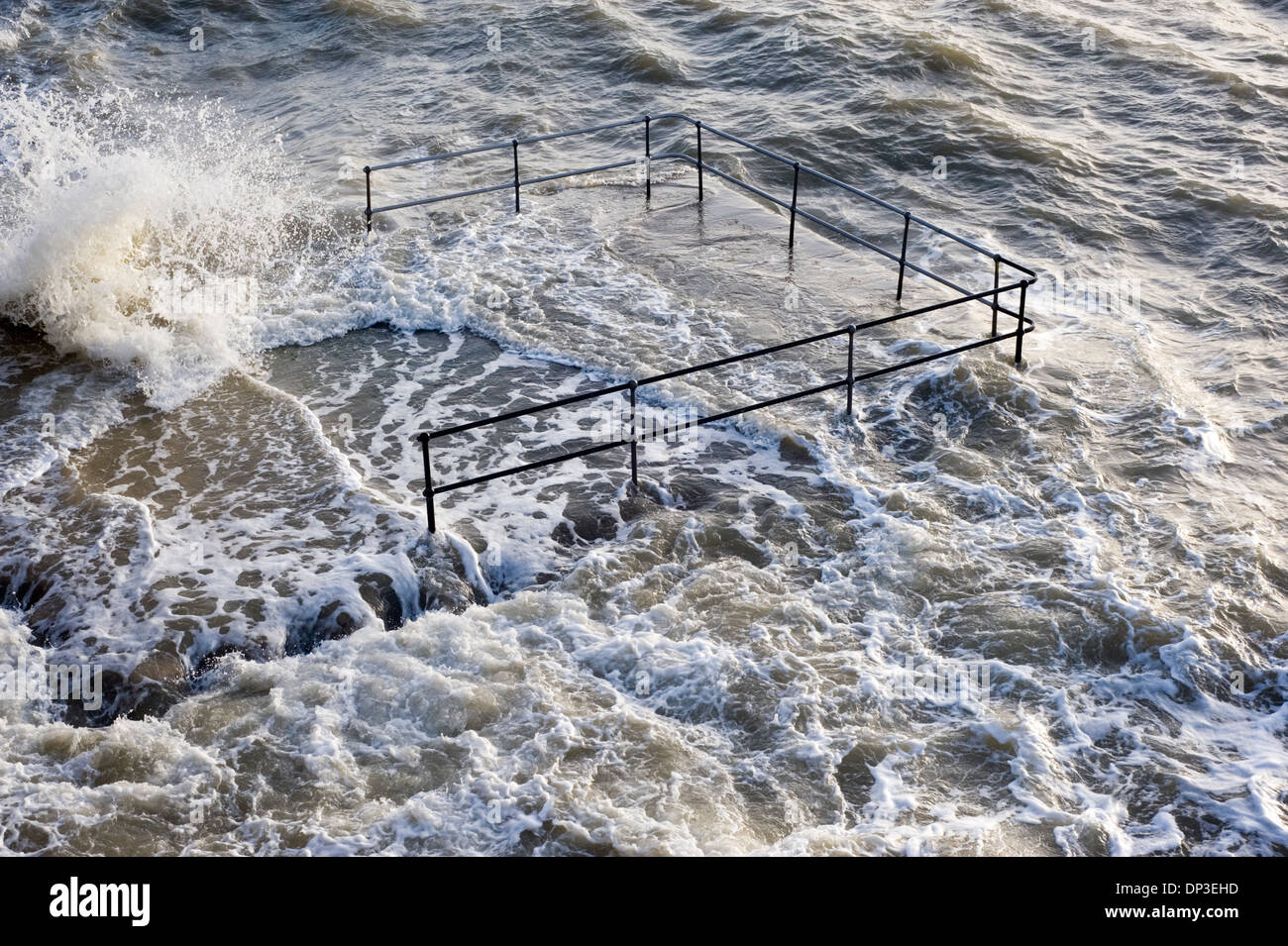 Venti di alta marea e causare grandi ondate di pastella costa sud a Southsea Regno Unito durante violente tempeste invernali Foto Stock