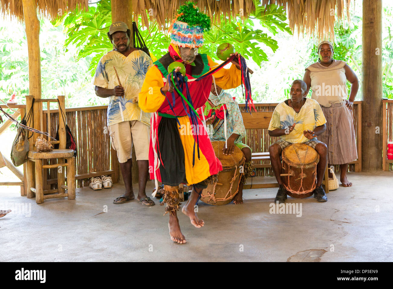 In costumi tradizionali, Garifuna ballerini mostrano le loro radici culturali a Yubu Garifuna esperienza. Roatan, Honduras Foto Stock