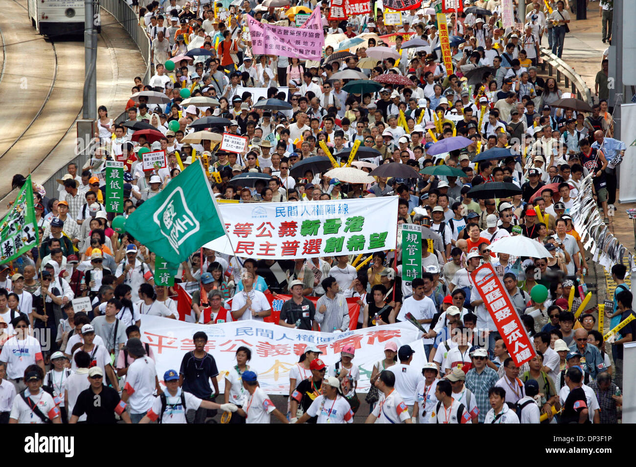 Jul 01, 2006; Hong Kong, Hong Kong, Cina; decine di migliaia di persone partecipano in una democrazia marzo a Hong Kong, segnando il nono anniversario della ex colonia britannica del ritorno alla regola di cinesi, 1 luglio 2006. Hong Kong è stato promesso ampia autonomia quando è stata restituita alla Cina il 1 luglio 1997 sotto una formula "un paese, due sistemi", ma Pechino ha escluso la piena democrazia Foto Stock