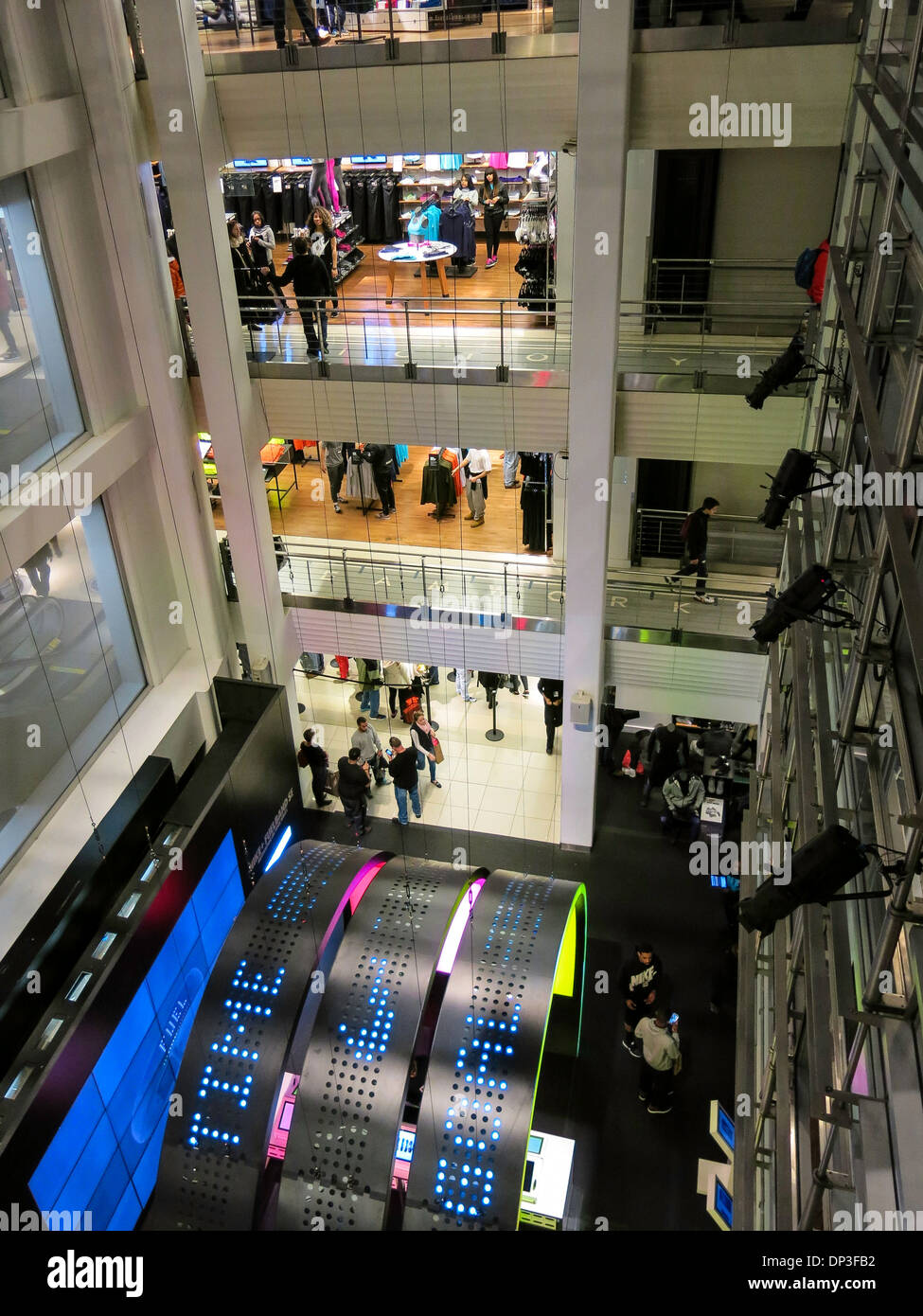 Negozio di abbigliamento sportivo NikeTown, con scarpe Nike con logo Swoosh, interno, 6 East 57th Street, New York Foto Stock