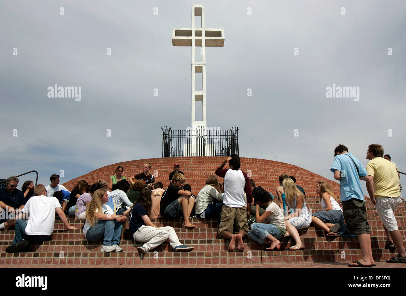 Jul 03, 2006; San Diego, CA, Stati Uniti d'America; presso il Mt Soledad Croce che è anche una guerra di Corea Memorial, un piccolo gruppo di giovani al di fuori del Riverside California chiamato sopravvissuti all'olocausto aborto ha cantato canzoni e pregato sulla cima di monte della croce lunedì pomeriggio, coincidente il giorno stesso che il giudice della Corte Suprema Anthony M. Kennedy ha agito da lunedì a ritardo temporaneamente una corte federale jud Foto Stock