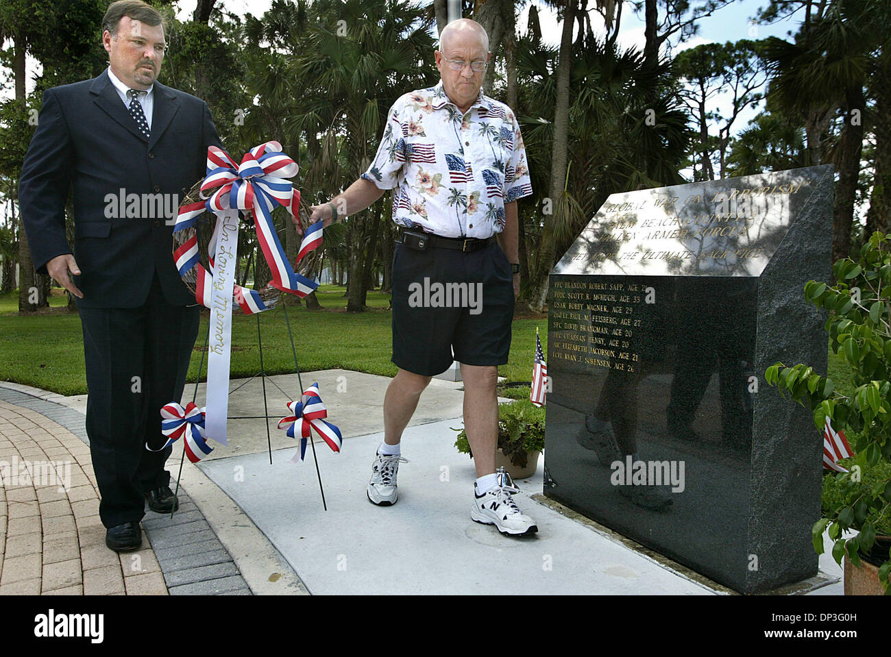 Jul 04, 2006; West Palm Beach, FL, Stati Uniti d'America; US Army veterano Robert Addie, sinistra e Paolo Felsberg,destra, padre del soldato caduto marine 2a Lt. Paolo Felsberg , eseguire una corona per essere collocato nella parte anteriore del Palm Beach County guerra globale al terrorismo Memorial nel lago Lytal Park. Il memorial è stato dedicato il 4 luglio , l anno scorso. Un totale di dieci locali di uomini e donne nelle forze armate ha Foto Stock