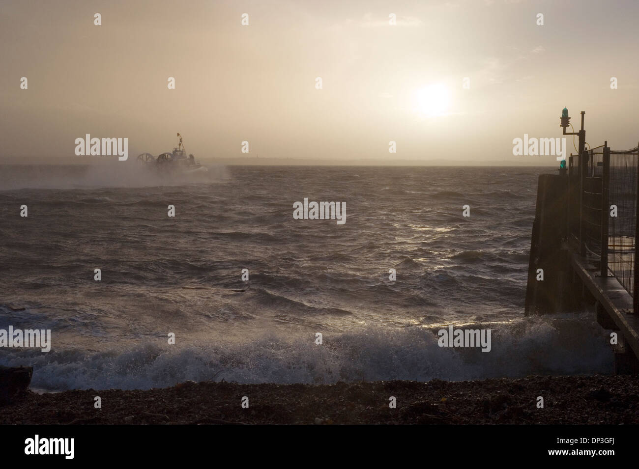 Venti di alta marea e causare grandi ondate di pastella costa sud a Southsea Regno Unito durante violente tempeste invernali Foto Stock
