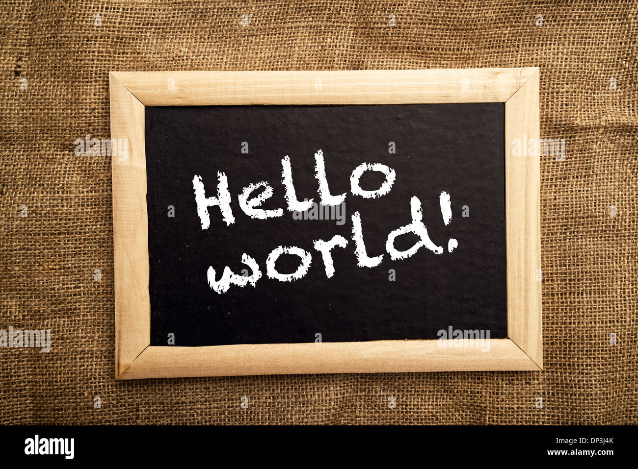 Ciao mondo nota su nero message board Foto Stock