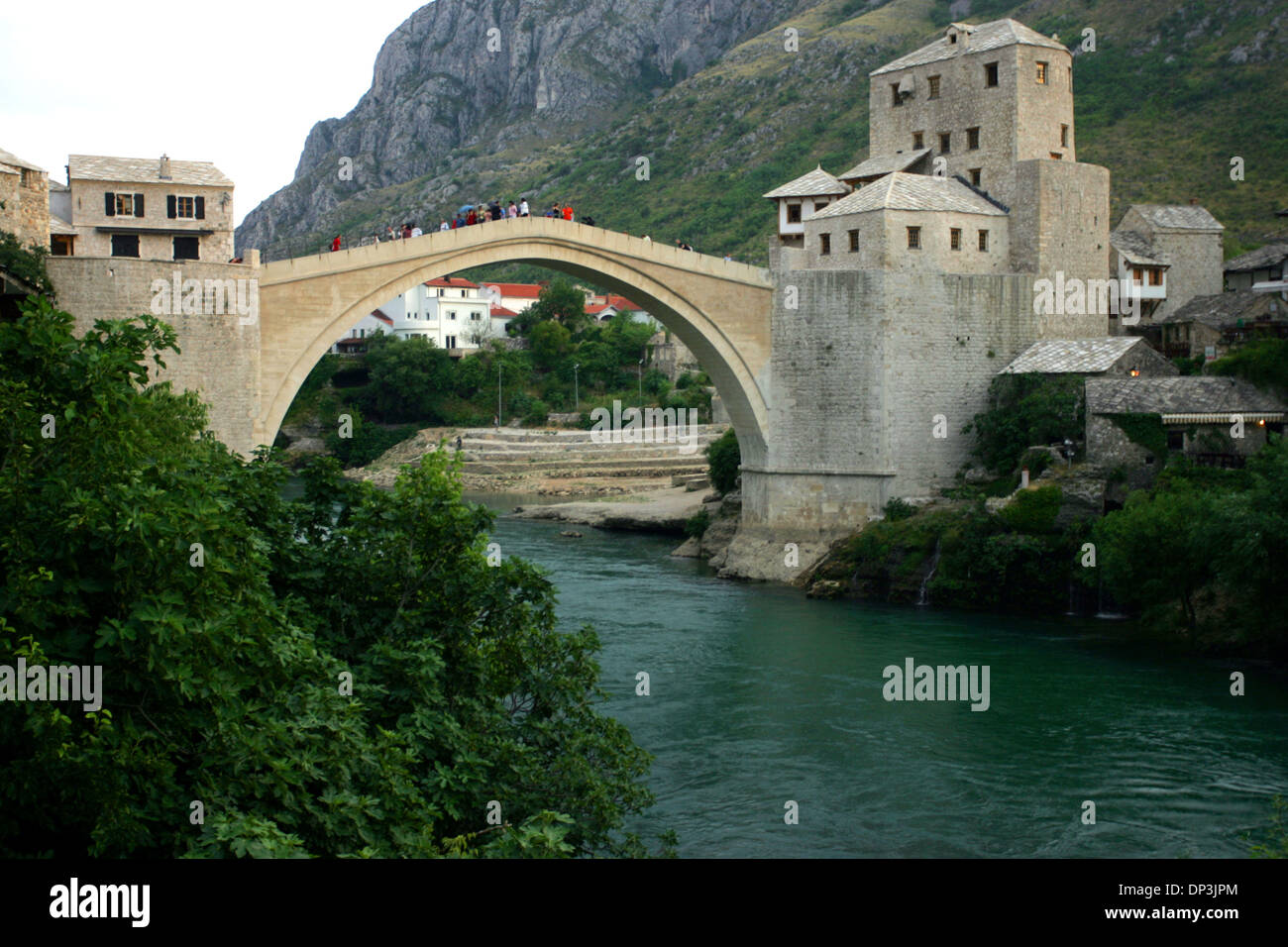 11 lug 2006; Mostar, Bosnia ed Erzegovina; il vecchio ponte di Mostar, la Bosnia ed Erzegovina è stata ricostruita nel 2003 dopo essere stato distrutto nel 1993 durante la guerra in Bosnia. Il simbolo della città, il Ponte Vecchio (Stari Most) è una delle più importanti costruzioni di epoca ottomana e costruita dallo studente del famoso architetto Ottomano Mimar Sinan ( architetto Sinan), Mimar Hayrettin Foto Stock