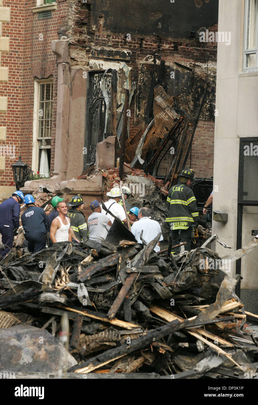 Una vista dei detriti da una forma ripiegata 4 piani si trova in 34 East 62° Street. Gli investigatori stanno cercando di determinare se l'esplosione è stato un deliberato tentativo di suicidio dal proprietario dell'edificio il dottor Nicolas Bartha chi era in un longtime divorzio contenzioso. Si ritiene Bartha apre la valvola del gas nel suo seminterrato che causa l'esplosione. Bartha è stato trovato vivo con ustioni sul Foto Stock