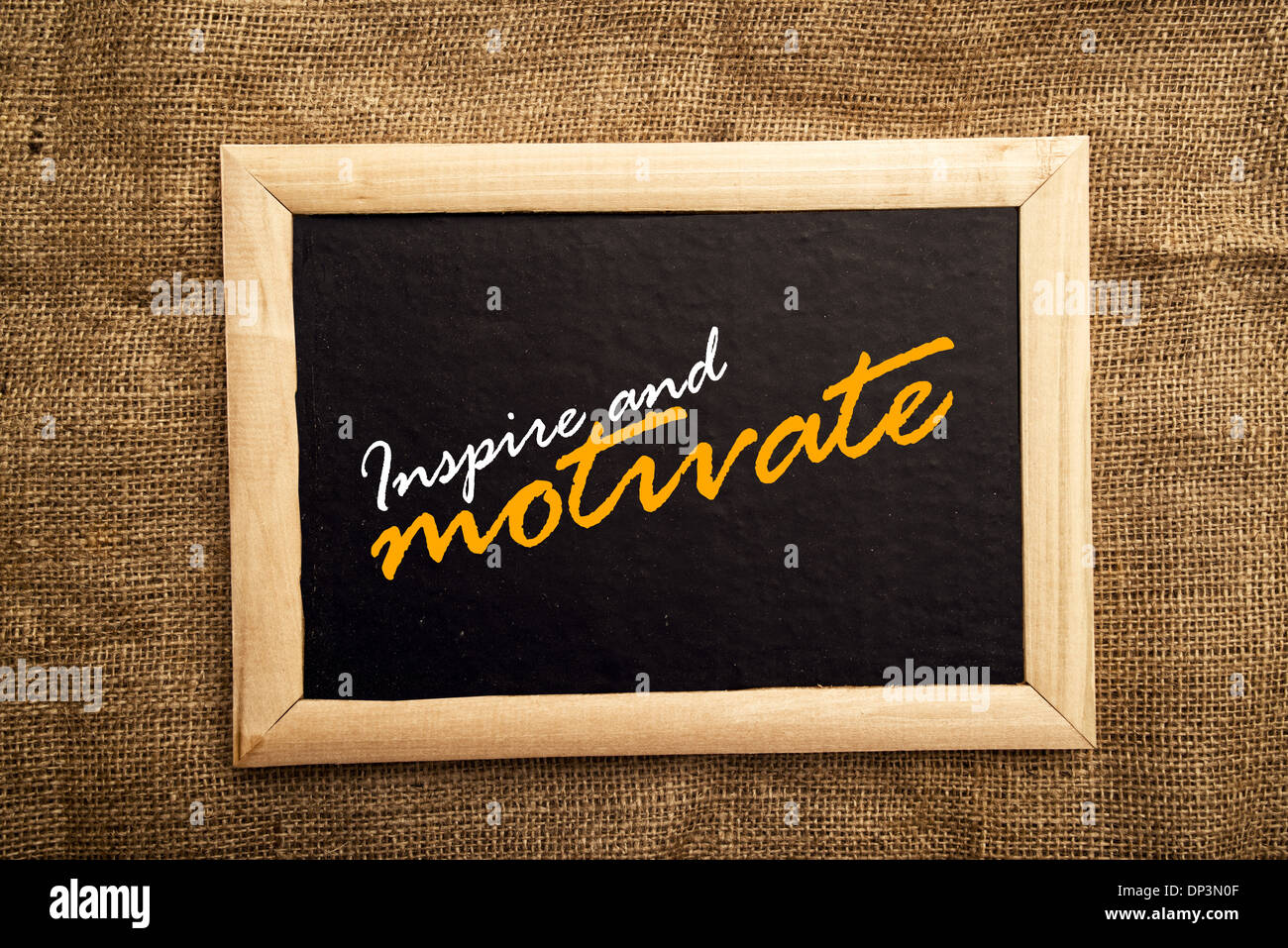 Ispirare e motivare il messaggio sulla lavagna. Foto Stock