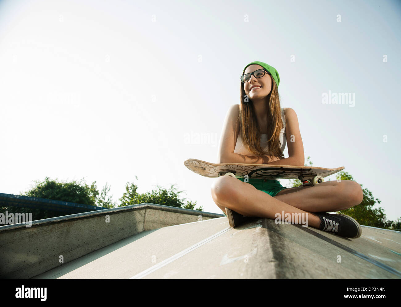 Ragazza adolescente appendere fuori Skatepark, Feudenheim, Mannheim, Baden-Württemberg, Germania Foto Stock