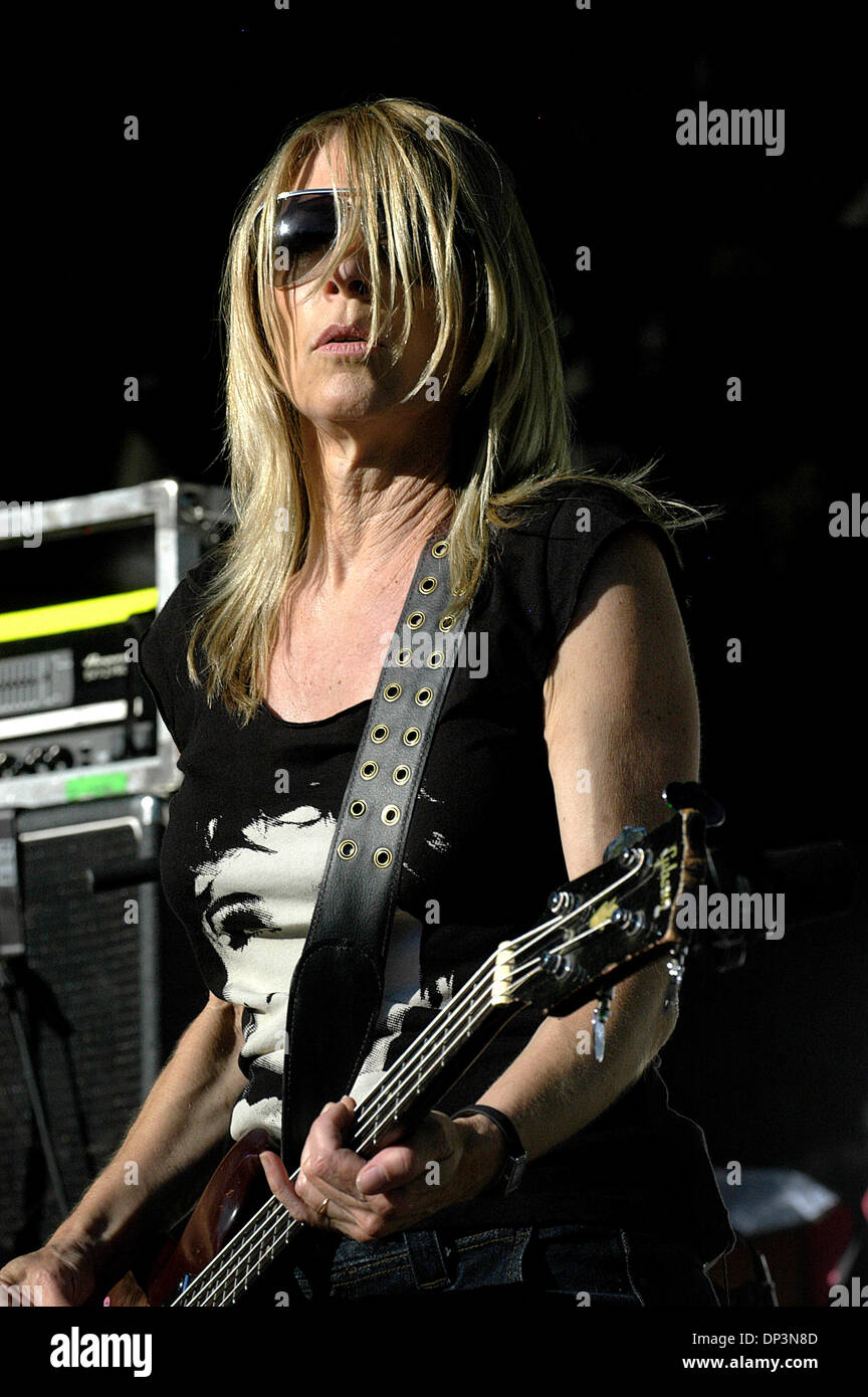 Jul 13, 2006; Santa Barbara, CA, Stati Uniti d'America; Kim Gordon, di Sonic Youth, interagisce con la folla durante una performance al Santa Barbara Bowl il 13 luglio 2006. Sonic Youth è stato un atto di apertura per i Pearl Jam. Credito: Foto di Brooks soffoca/ZUMA premere. (©) Copyright 2006 by Brooks soffoca Foto Stock