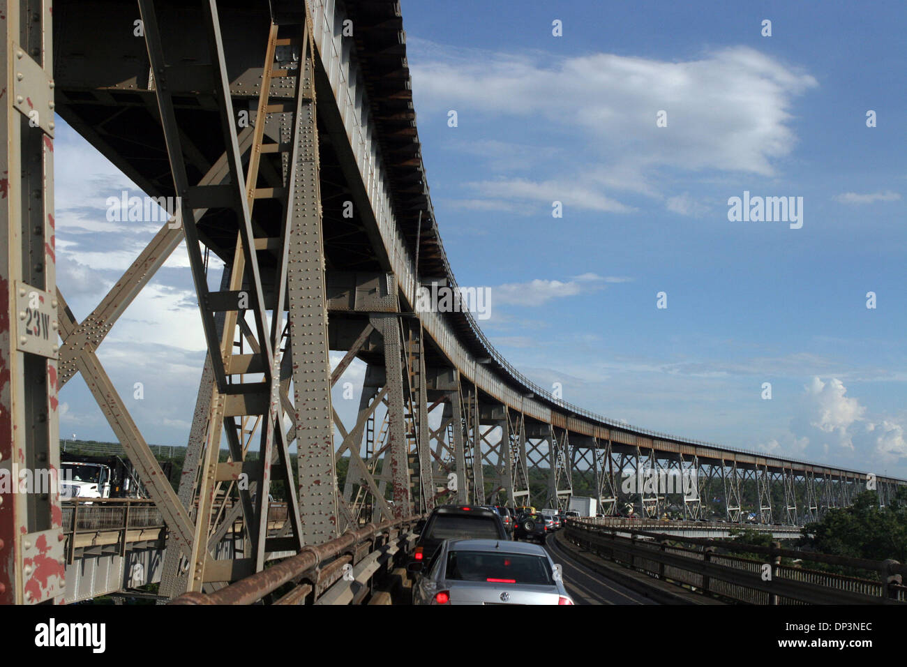 Jul 13, 2006; Jefferson parrocchia, LA, Stati Uniti d'America; la Huey P. lungo ponte nella parrocchia di Jefferson, Louisiana è un acciaio a sbalzo attraverso il ponte di travatura reticolare che porta un due-via linea ferroviaria oltre il Fiume Mississippi al km 106,1 con due corsie di noi 90 su ciascun lato della centrale di tracce. Aperto nel dicembre 1935 per sostituire il Walnut Street Ferry, il ponte è stato nominato per un estremamente popul Foto Stock