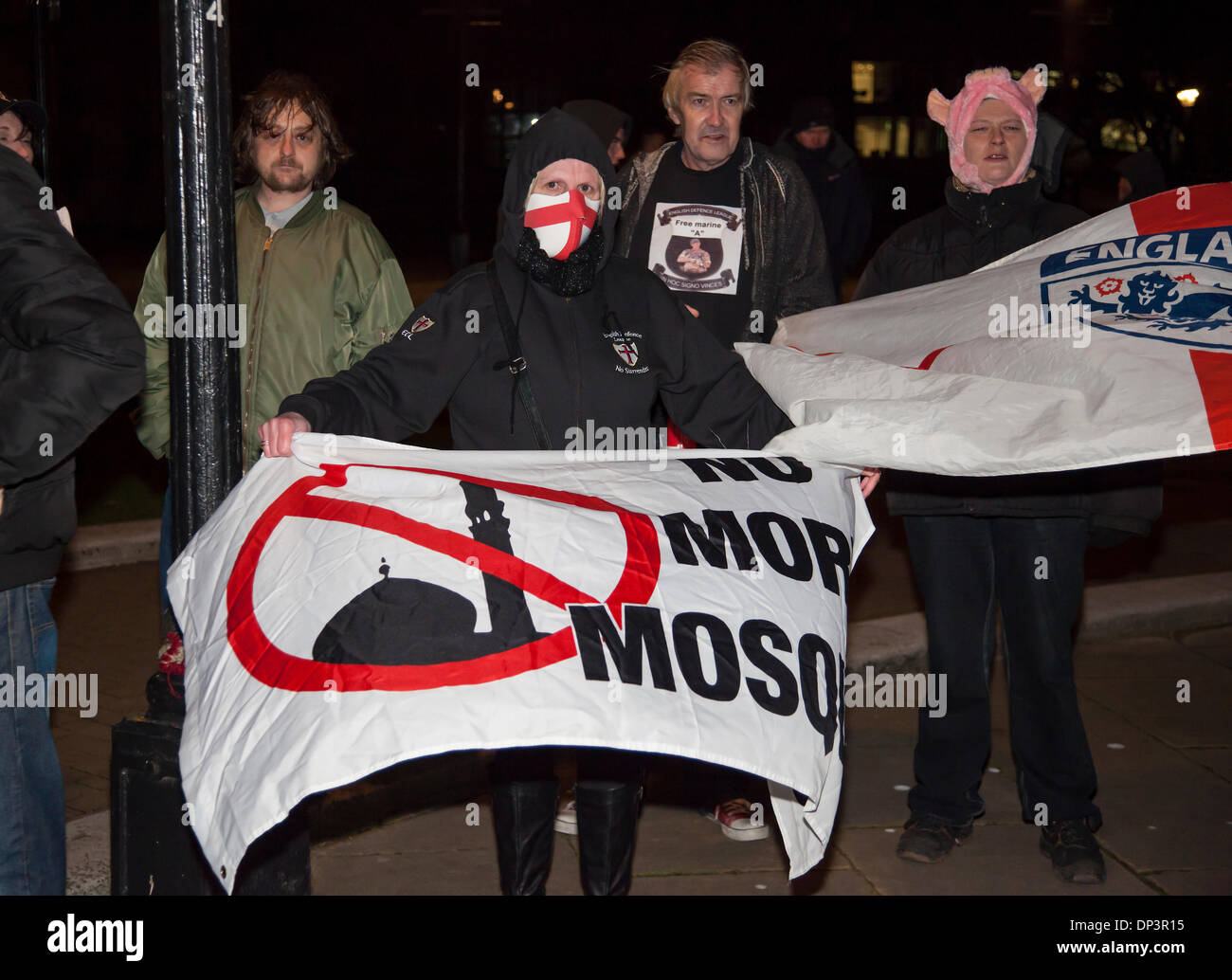 L'EDL manifestanti tenere un flag di Inghilterra e un banner di lettura " non più moschee'. Circa 50 Difesa inglese League Supporters hanno protestato fuori la città di Bristol del Consiglio contro gli uffici di una proposta nuova moschea della città Cheltenham Road. La protesta si è trovato di fronte a 200 anti-EDL contestatori. Una grande presenza di polizia mantenuto i contrapposti lati tranne; non ci sono stati scambi termici e gli oggetti sono stati gettati da anti-EDL contestatori. Una proposta di incontro, organizzato da Bristol City Council per persone in contrasto con la moschea è stata dovuta a prendere posto ma è stato cancellato all'ultimo minuto. Bristol, Regno Unito 07/01/2014 Foto Stock