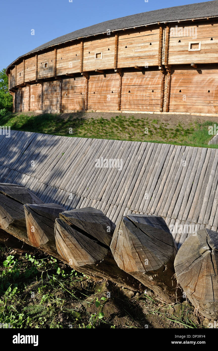 Sharp paling in legno come parte del vecchio forte di recinzione Foto Stock