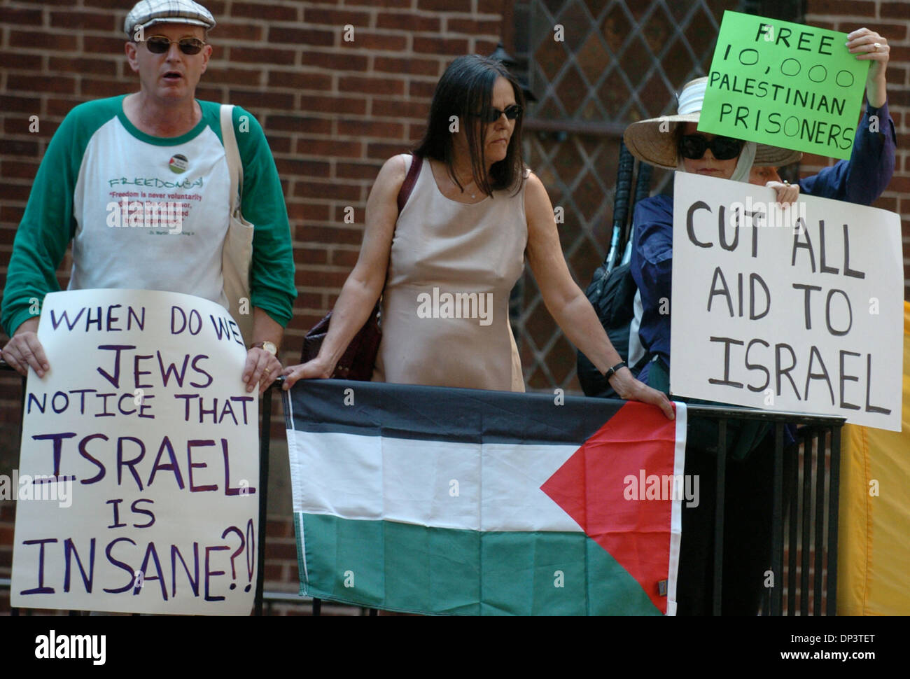 Jul 17, 2006; New York, NY, STATI UNITI D'AMERICA; contro i dimostranti palestinesi e sostenitori tenere gli striscioni e insegne su 42nd Street come centinaia di sostenitori di giro per un rally di fronte alle Nazioni Unite ha ospitato dalla Conferenza dei Presidenti delle Maggiori Organizzazioni Ebraiche Americane per sostenere il diritto di Israele di auto-difesa e per la lotta contro il terrorismo condotta dagli Hezbollah in Libano e di ha Foto Stock