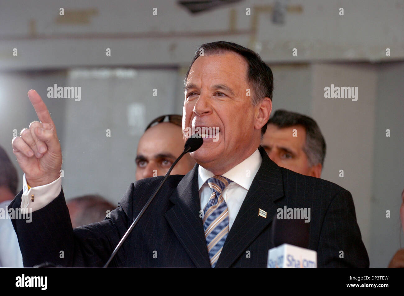 Jul 17, 2006; New York, NY, STATI UNITI D'AMERICA; Israele il rappresentante permanente presso le Nazioni Unite Ambasciatore DAN GILLERMAN parla come centinaia di sostenitori di giro per un rally di fronte alle Nazioni Unite ha ospitato dalla Conferenza dei Presidenti delle Maggiori Organizzazioni Ebraiche Americane per sostenere il diritto di Israele di auto-difesa e per la lotta contro il terrorismo condotta dagli Hezbollah in Libano e Hamas in Foto Stock