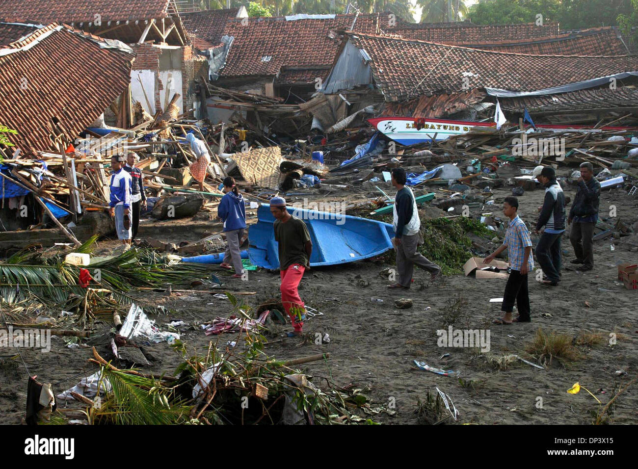 Jul 19, 2006; Ciamis, West Java, INDONESIA; residenti nelle case di Pangandaran Beach il mercoledì mattina dopo aver colpito da tsunami due giorni prima. Un tsunami che ha colpito le coste dell'isola indonesiana di Giava e ha preso più di 550 vive, lasciando oltre 600 feriti, circa 38.000 altri sono stati spostati dal disastro. Un terremoto circa 240km sotto l'oceano pavimento causato il gigante Foto Stock