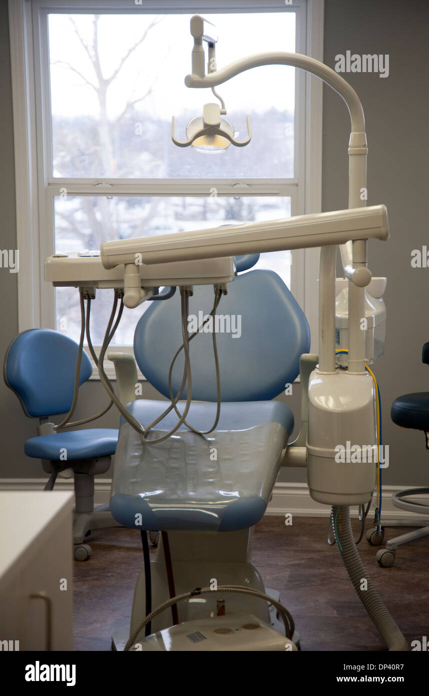 Vuoto poltrona del dentista in un collegio dentale Foto Stock