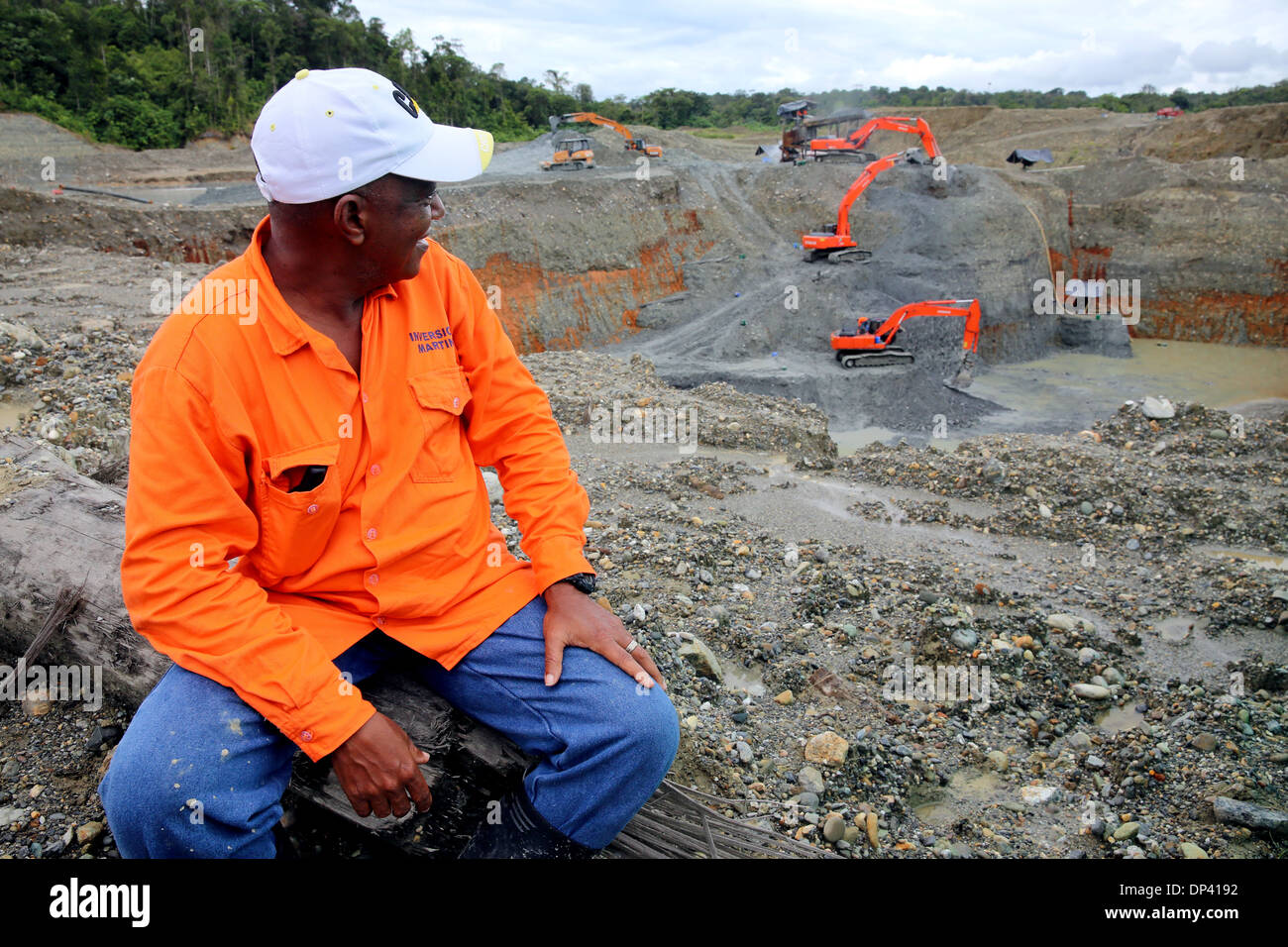 Seduta del lavoratore dal punto di vista commerciale a cielo aperto miniera d'oro Martinez, Chocó provincia della Columbia Foto Stock