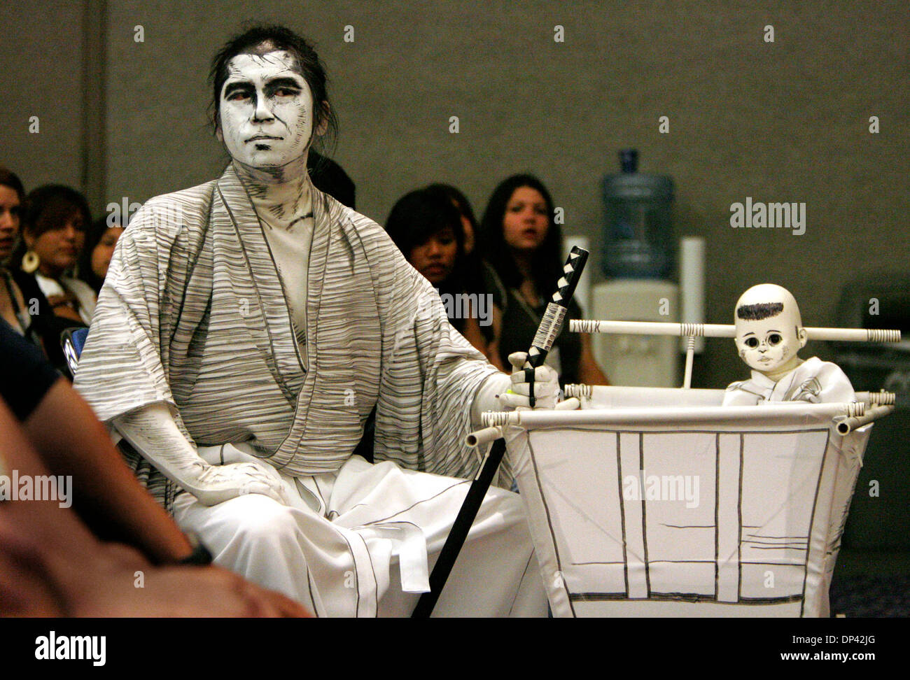 Jul 22, 2006; San Diego, CA, Stati Uniti d'America; Lone Wolf e Cub sedersi su un panel di discussione con manga master KAZUO KOIKE all'Comico-Imbroglione International sabato 22 luglio 2006 presso il Centro Congressi di San Diego. KOIKE ha scritto il classico 28-volume manga, Lone Wolf e Cub che ha ispirato i sei film e serie TV in Giappone. Il suo storicamente accurate e carattere-pilotato fumetti hanno avuto un enorme in Foto Stock