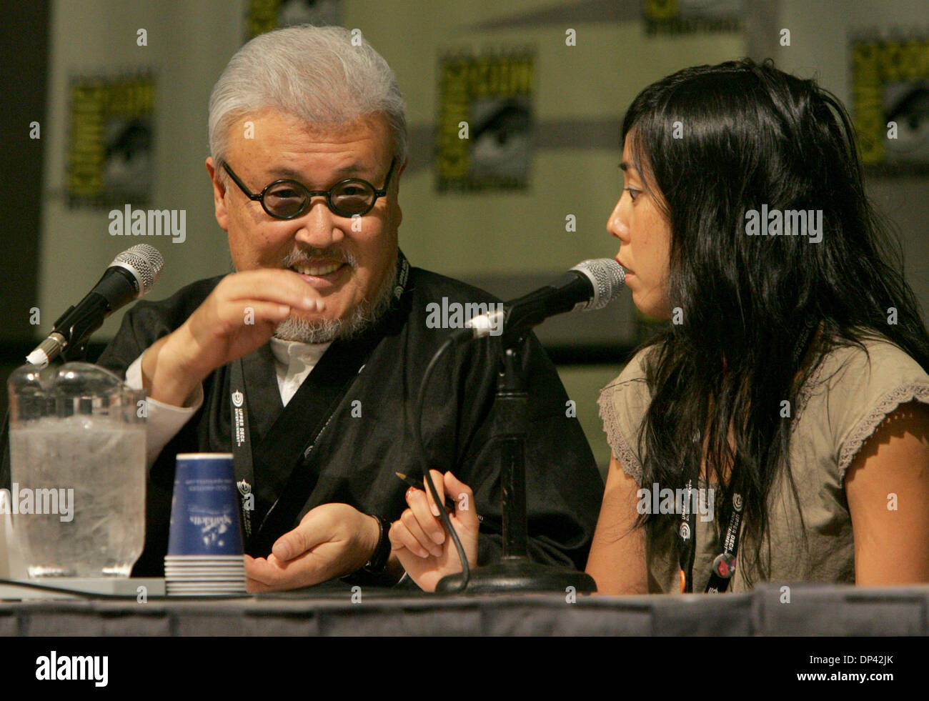 Jul 22, 2006; San Diego, CA, Stati Uniti d'America; Manga master KAZUO KOIKE, sinistra, con interprete RIKO FROHNMAYER, destra durante un panel di discussione all'Comico-Imbroglione International sabato 22 luglio 2006 presso il Centro Congressi di San Diego. KOIKE ha scritto il classico 28-volume manga, Lone Wolf e Cub che ha ispirato i sei film e serie TV in Giappone. Il suo storicamente accurate e carattere-guidato com Foto Stock
