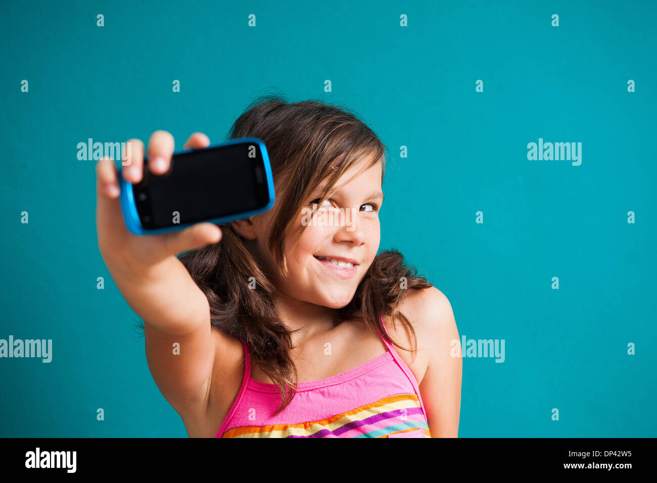 Close-up verticale di una ragazza sta immagine di se stessa con lo smartphone, Gremany Foto Stock