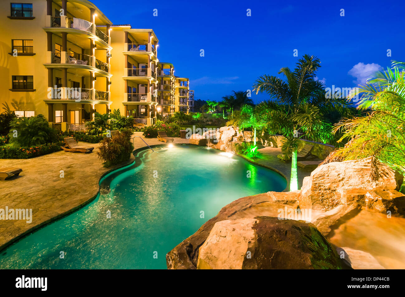 Foto architettonica di hotel condo unità e piscina al tramonto Foto Stock