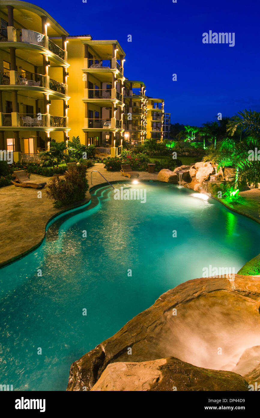 Foto architettonica di hotel condo unità e piscina al tramonto Foto Stock