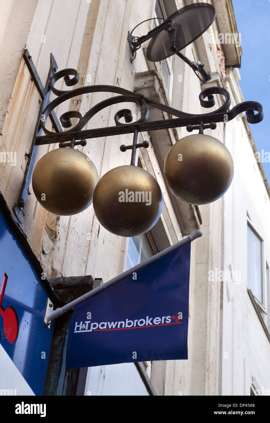 Pawnbroker segno di simbolo sul negozio di fronte a Dudley, West Midlands, Regno Unito Foto Stock