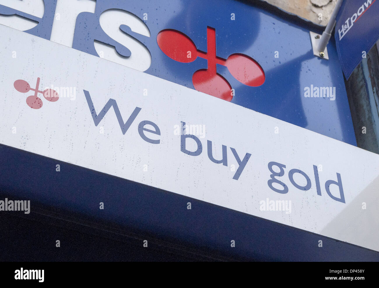 Compriamo oro e simbolo di pawnbroker sul fronte del negozio a Dudley, West Midlands, Regno Unito Foto Stock