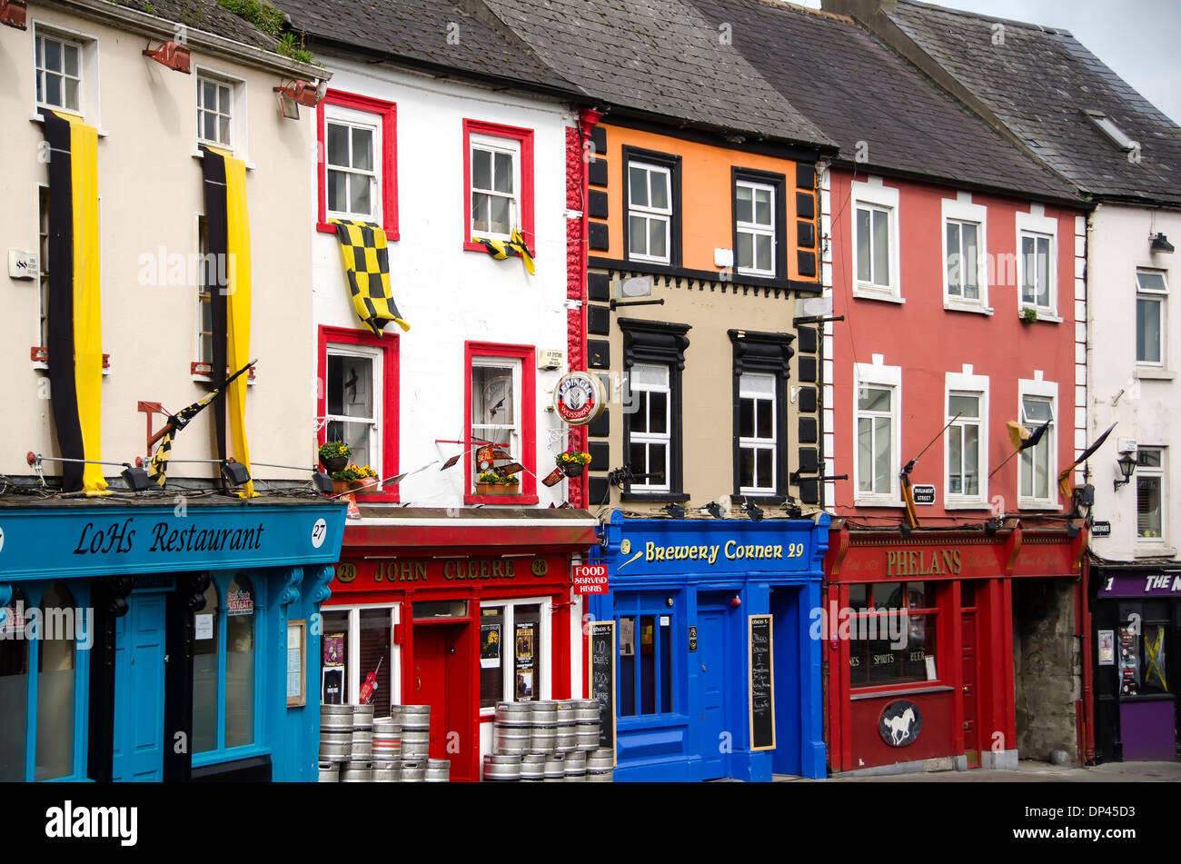 Vie di colorata architettura edifici Parlamento Street, Città di Kilkenny town, Irlanda Foto Stock