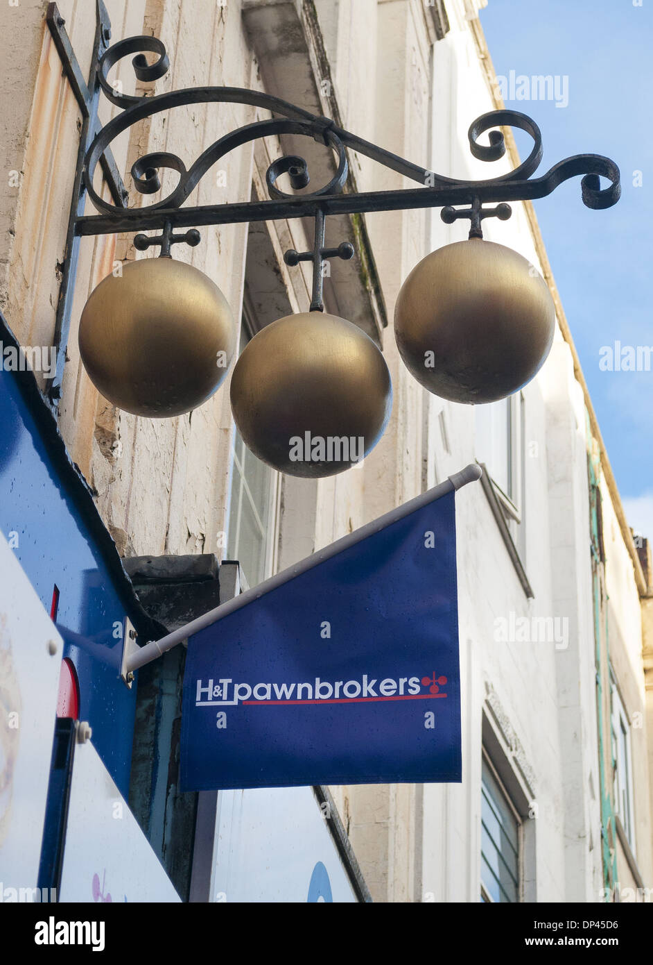 Pawnbroker segno di simbolo sul negozio di fronte a Dudley, West Midlands, Regno Unito Foto Stock