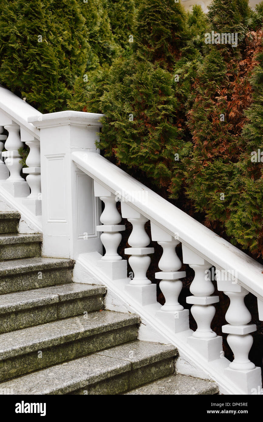 Scala con intonaco bianco ringhiere Foto Stock