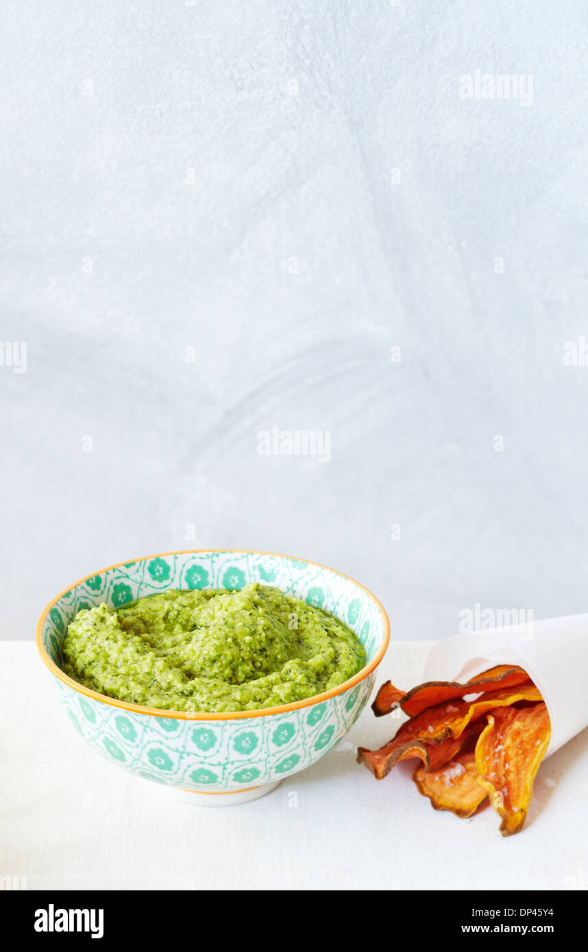 Edamame tuffo nella ciotola con Sweet Potato Chips, Studio Shot Foto Stock