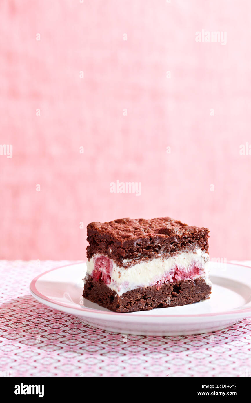 Brownie Ice Cream Sandwich con gelato al lampone, sfondo rosa, Studio Shot Foto Stock