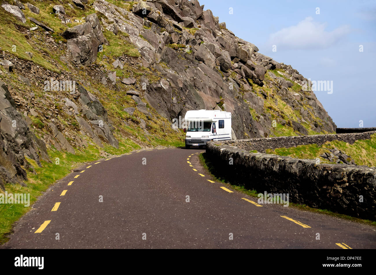 Slea Head Drive su due vie strada stretta con veicolo per attività ricreative, Dingle Peninusla, Irlanda. Foto Stock