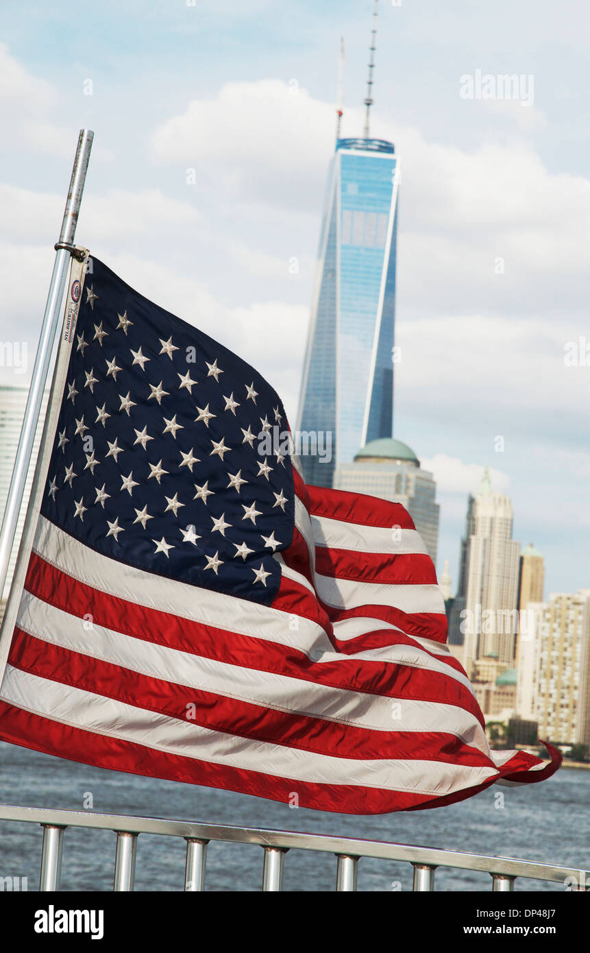 Bandiera americana con One World Trade Center in background e la città di New York, New York, Stati Uniti d'America Foto Stock