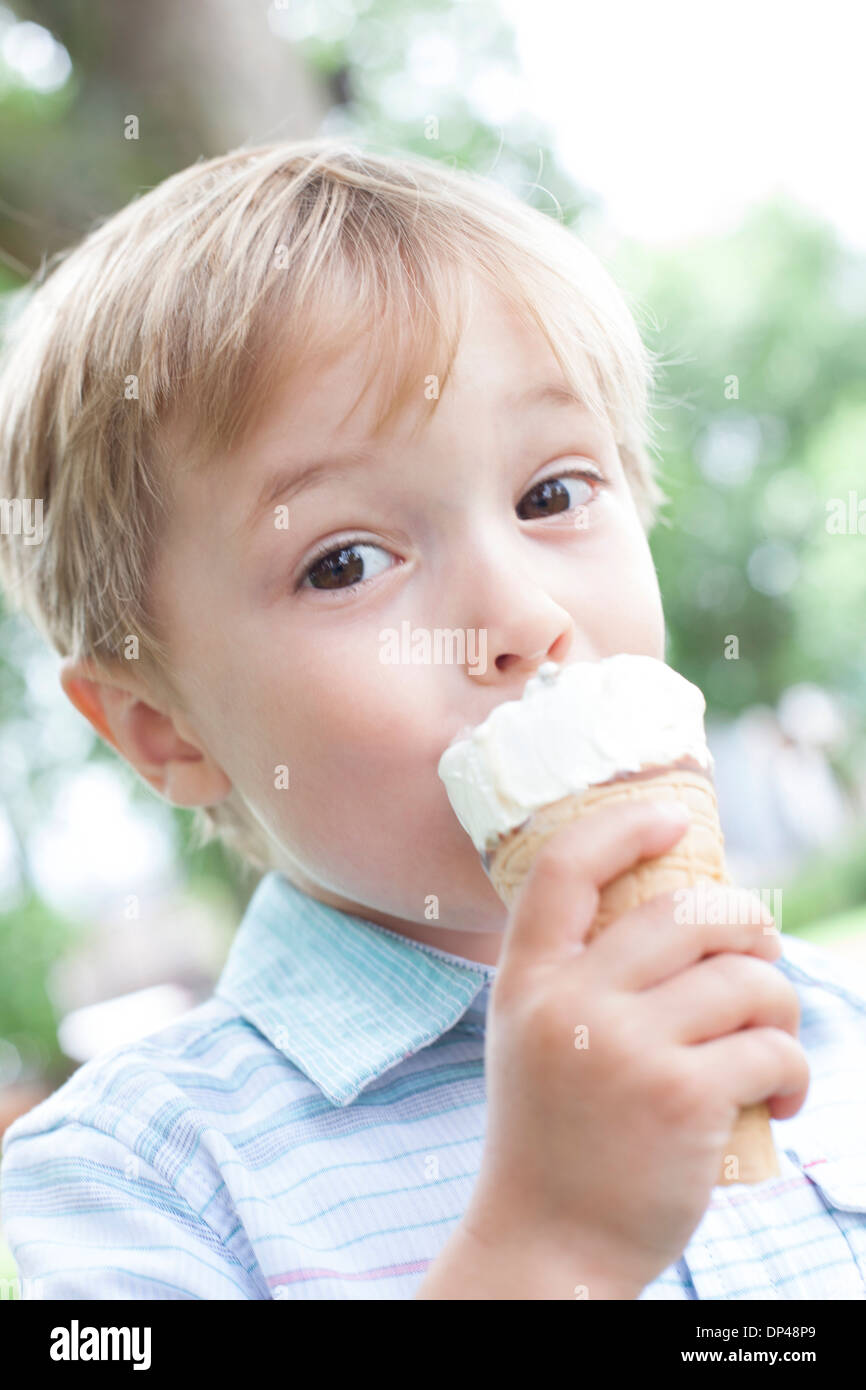 Ragazzo di mangiare un gelato Foto Stock