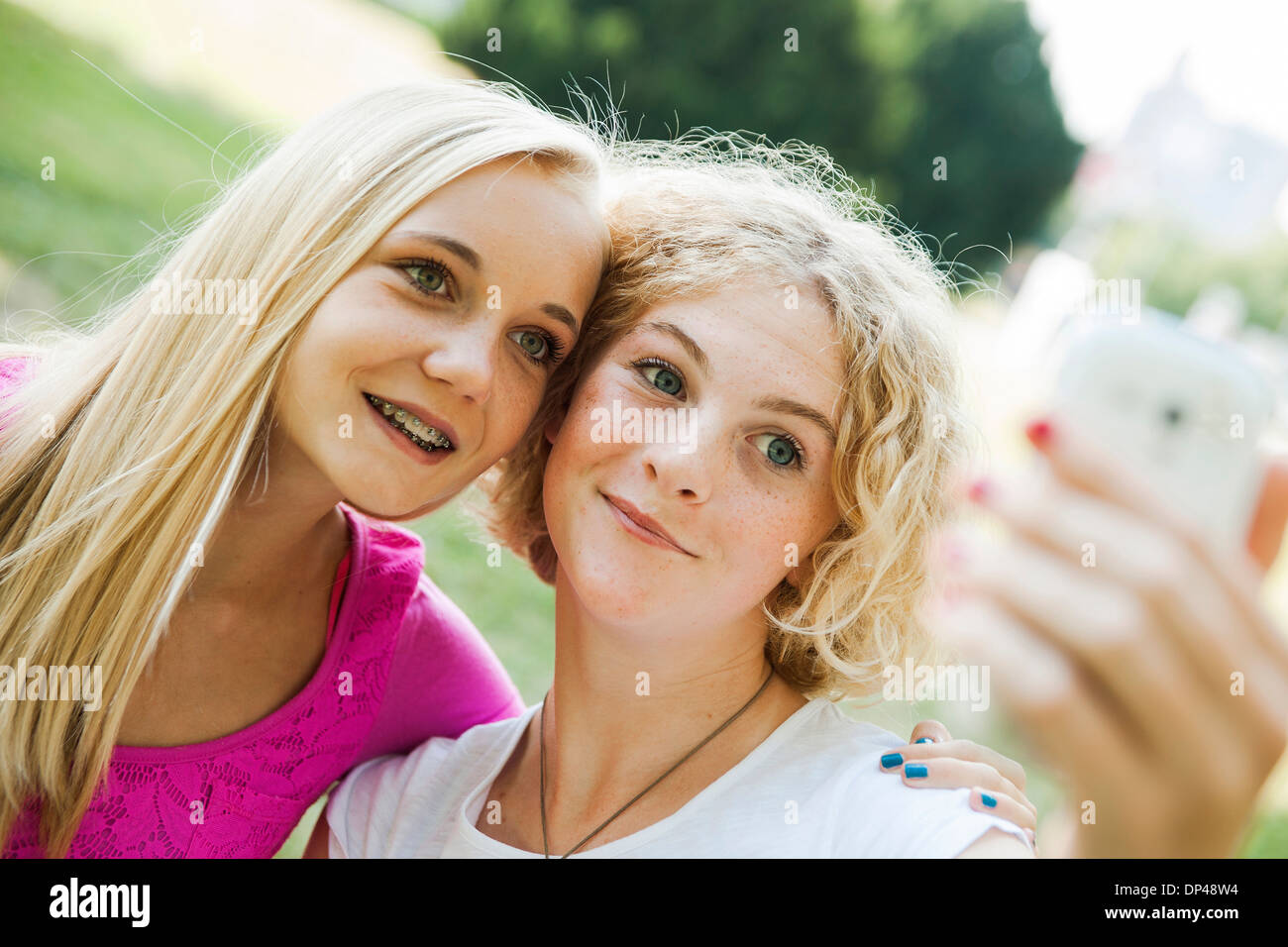 Le ragazze adolescenti tenendo Autoritratto con la fotocamera del telefono, Mannheim, Baden-Württemberg, Germania Foto Stock