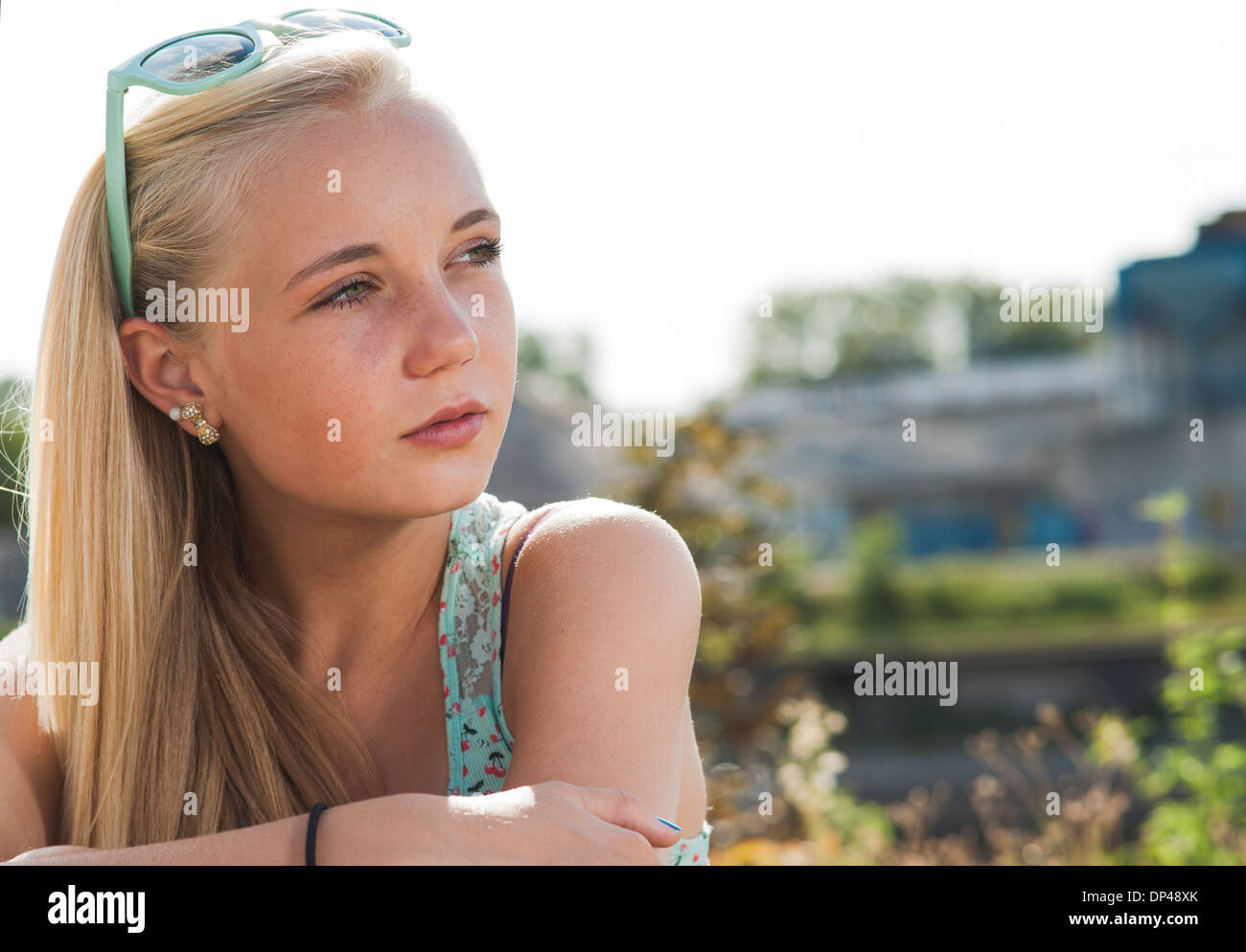 Ritratto di ragazza adolescente all'aperto, Mannheim, Baden-Württemberg, Germania Foto Stock