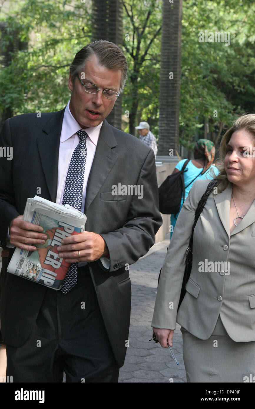 Jul 31, 2006; New York, NY, STATI UNITI D'AMERICA; NY POST Pagina 6 editor RICHARD JOHNSON lasciando Tribunale Penale di Manhattan dopo la sua apparizione per DUI. Credito: Foto di Mariela Lombard/ZUMA premere. (©) Copyright 2006 by Mariela Lombard Foto Stock