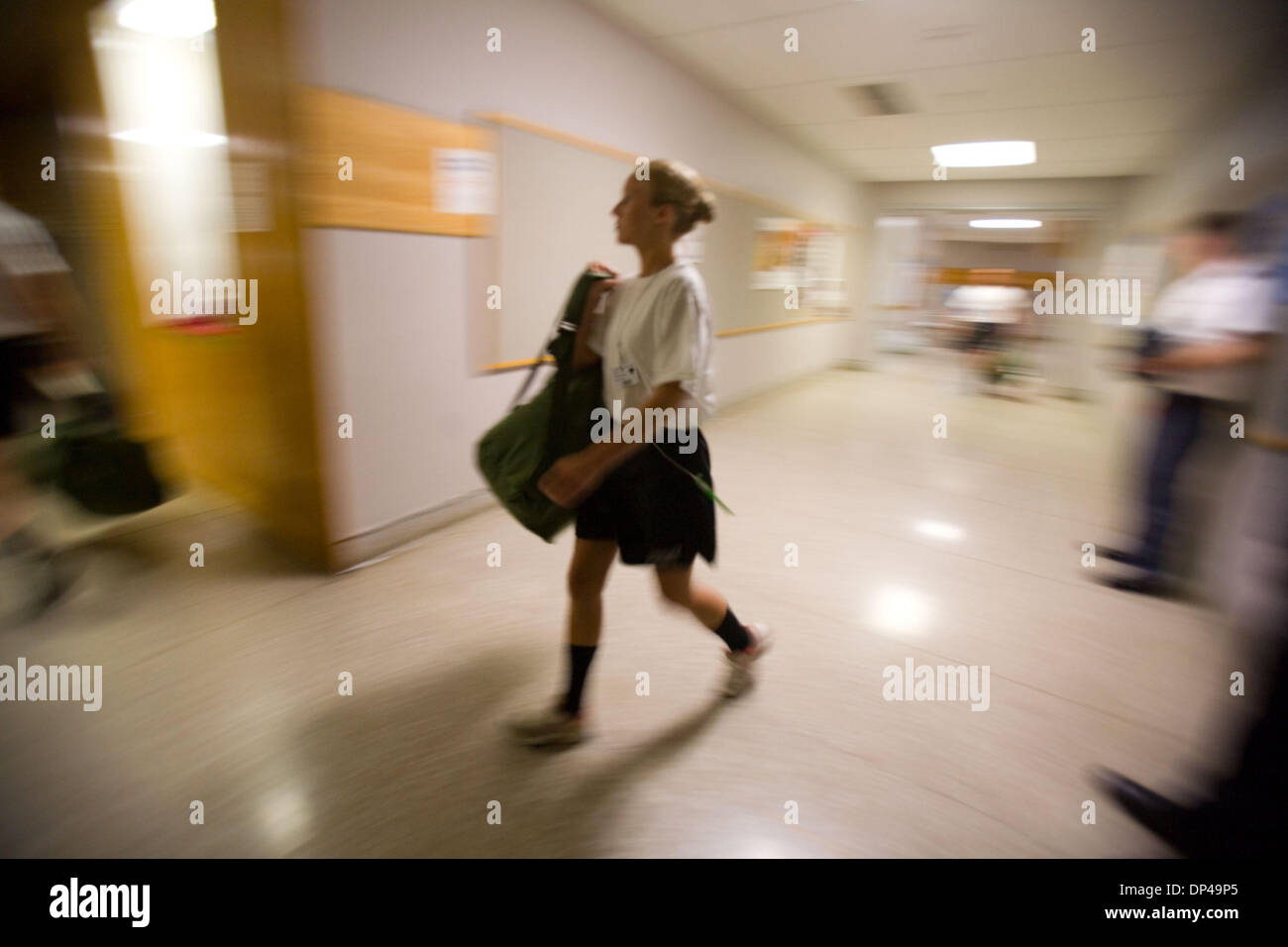 Lug. 13, 2006 - punto ad ovest di New York, Stati Uniti - Dopo aver inprocessing attraverso il dipartimento di scienze mediche e tenuto a prestare giuramento, cadetti tornare alla prima camera sono entrati a Thayer Hall a ritirare il sacchetto di civili e per ottenere separati nelle loro aziende per la Cadet la formazione di base. L'anno 2006 segna 30 anni delle donne a West Point, Stati Uniti Accademia militare (USMA), come pure tutte le Foto Stock