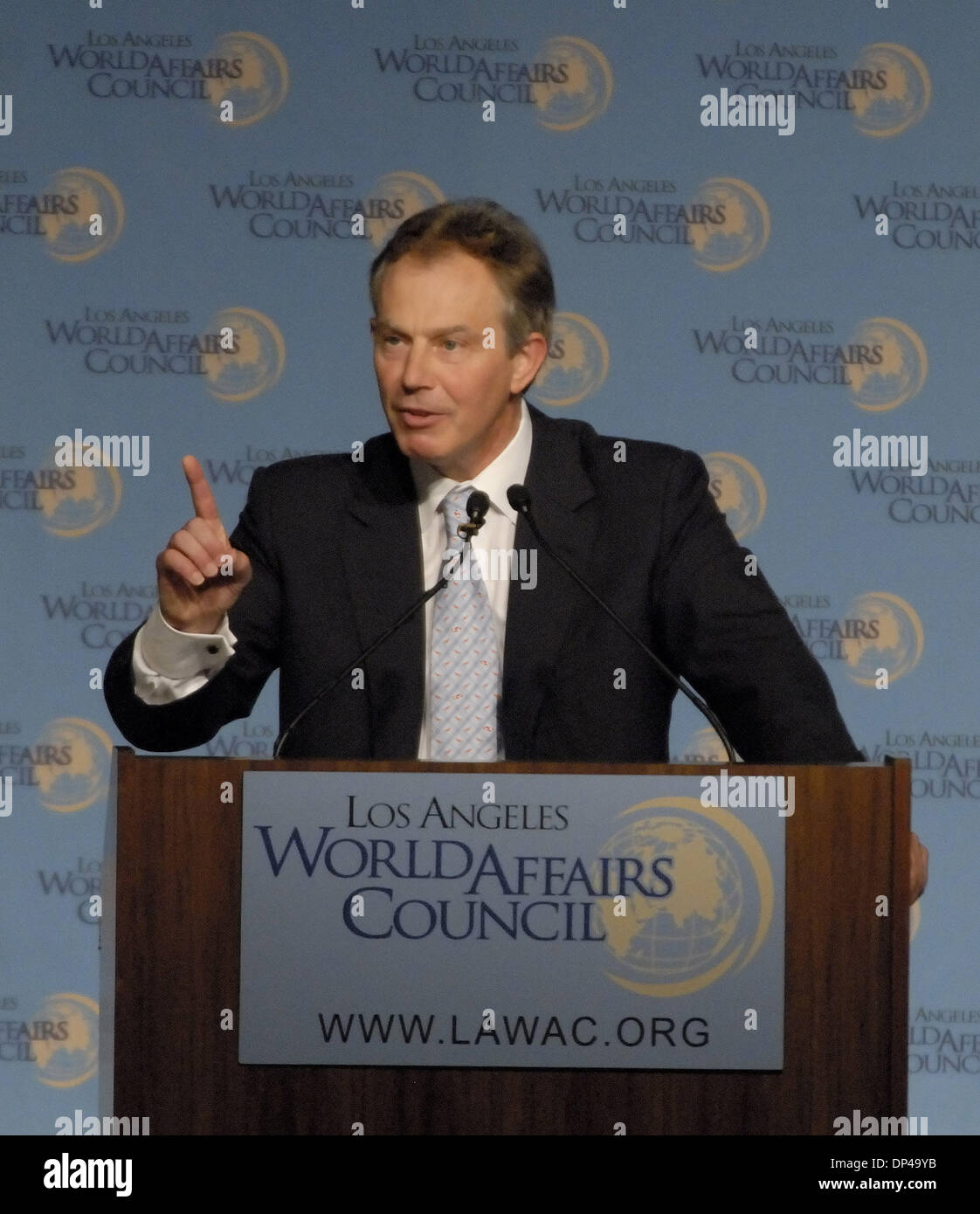 Aug 01, 2006; Los Angeles, CA, Stati Uniti d'America; il primo ministro britannico Tony Blair è il discorso di apertura per la Los Angeles mondo degli affari del Consiglio incontro mensile. La visita di Blair a Los Angeles è un evento storico in quanto segna la prima volta che una seduta il Primo Ministro ha visitato Los Angeles. Blair il discorso incentrato sulla necessità di rivitalizzare la più ampia agenda globale sulla povertà, clima ch Foto Stock