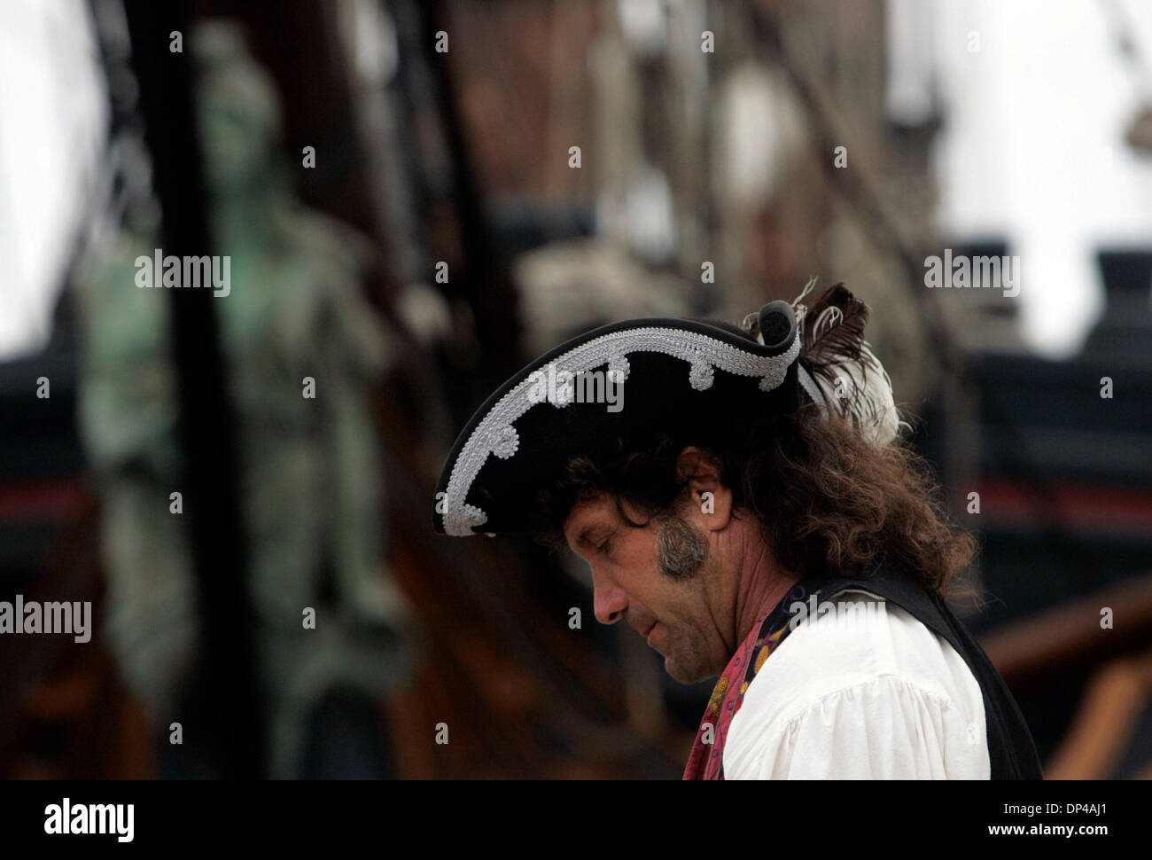 Agosto 03, 2006; San Diego, CA, Stati Uniti d'America; capitano Pesce spada (AL SORKIN) su Harbor Drive marciapiede vicino al San Diego Maritime Museum's ultime presentano, l'HMS sorpresa. Credito: Foto di Laura Embry/SDU-T/ZUMA premere. (©) Copyright 2006 by SDU-T Foto Stock