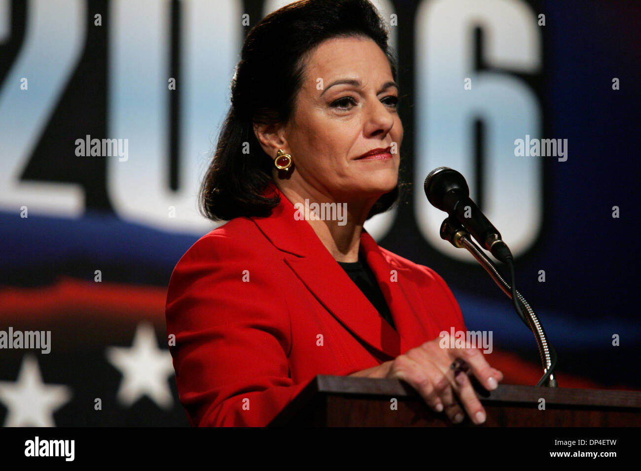 Aug 09, 2006; New York New York, Stati Uniti d'America; Senato repubblicano candidati KATHLEEN TROIA "KT' MCFARLAND e John Spencer face off durante il loro secondo dibattito presso il campus della Università di passo nella città di New York il mercoledì. McFarland, un ex-Reagan era funzionario del Pentagono (vice Assistente Segretario della Difesa per gli affari pubblici) e Spencer, un ex sindaco di Yonkers, NY, cercano di nazioni unite Foto Stock