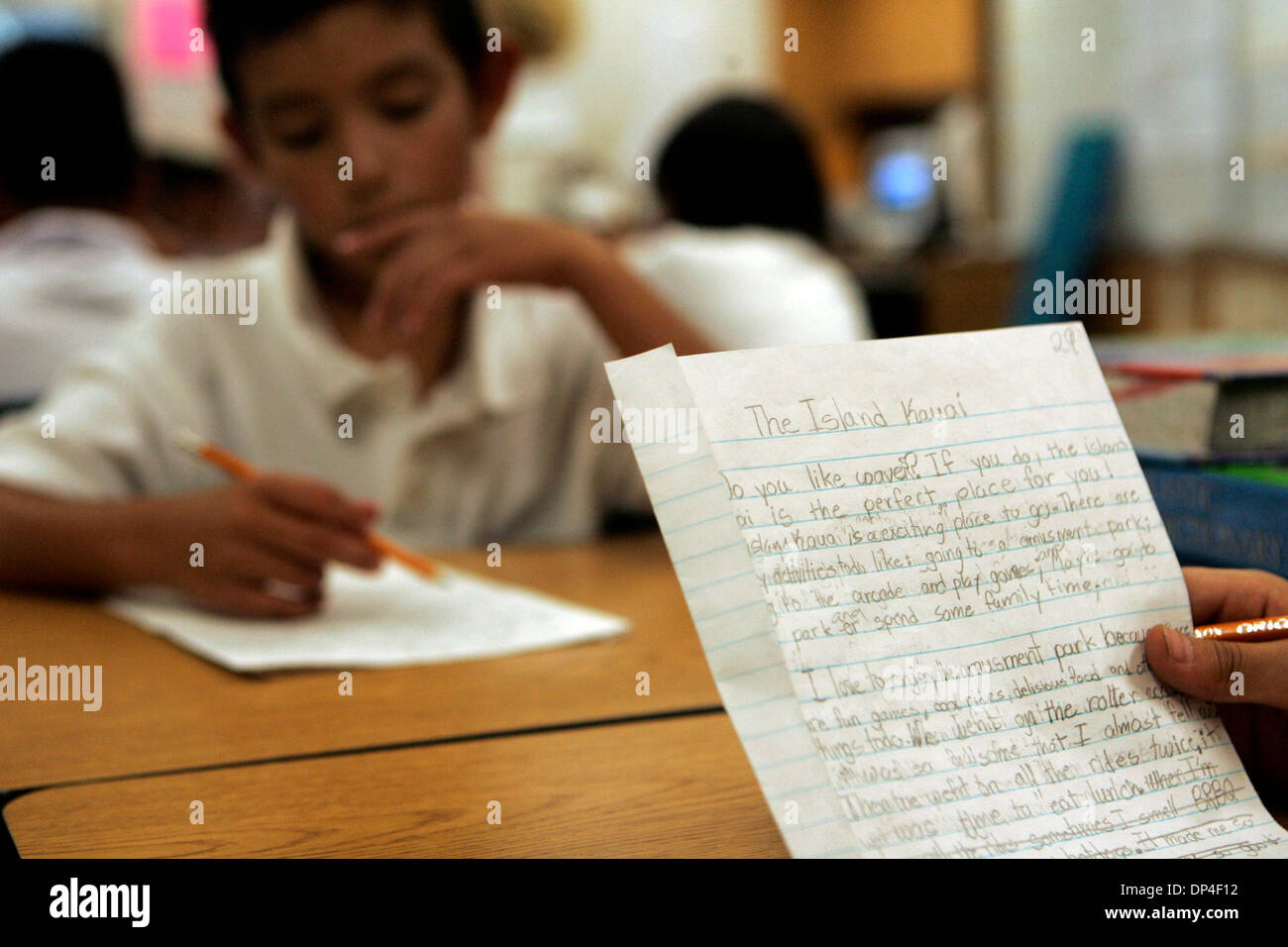 Aug 09, 2006; Chula Vista, CA, Stati Uniti d'America; RICARDO SARABIA, 9, prova-legge un compagni di classe' essay nella sua quarta classe di grado A Loma Verde elementare nella Chula Vista mercoledì. Credito: Foto di Laura Embry/SDU-T/ZUMA premere. (©) Copyright 2006 by SDU-T Foto Stock